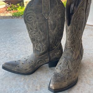 Women’s Western Cowboy Laredo Boots.